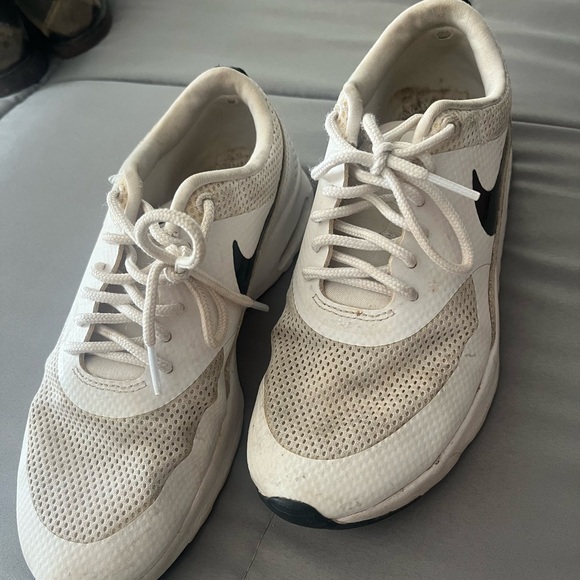 Girls white and black Nike Air Maxes - Picture 2 of 7